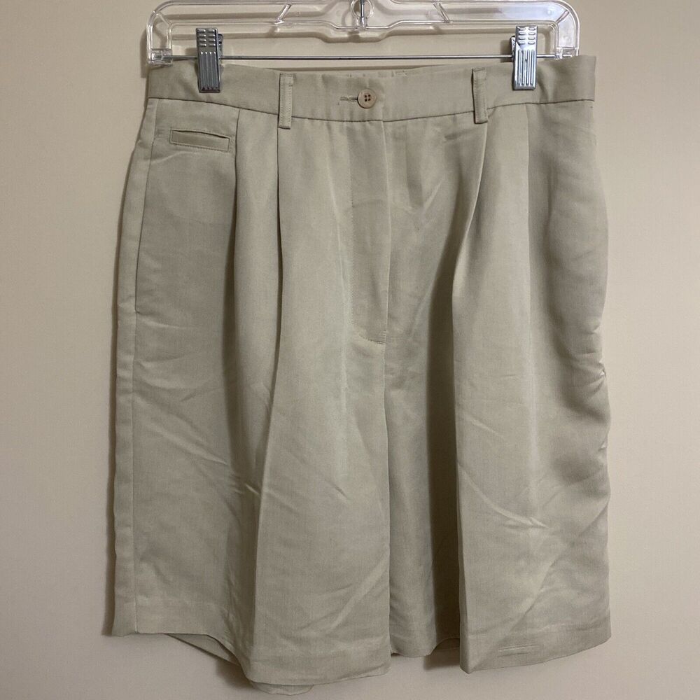 Cutter and Buck Womens Size 8 Bermuda Beige Golf Shorts Pleated Front Flare Leg